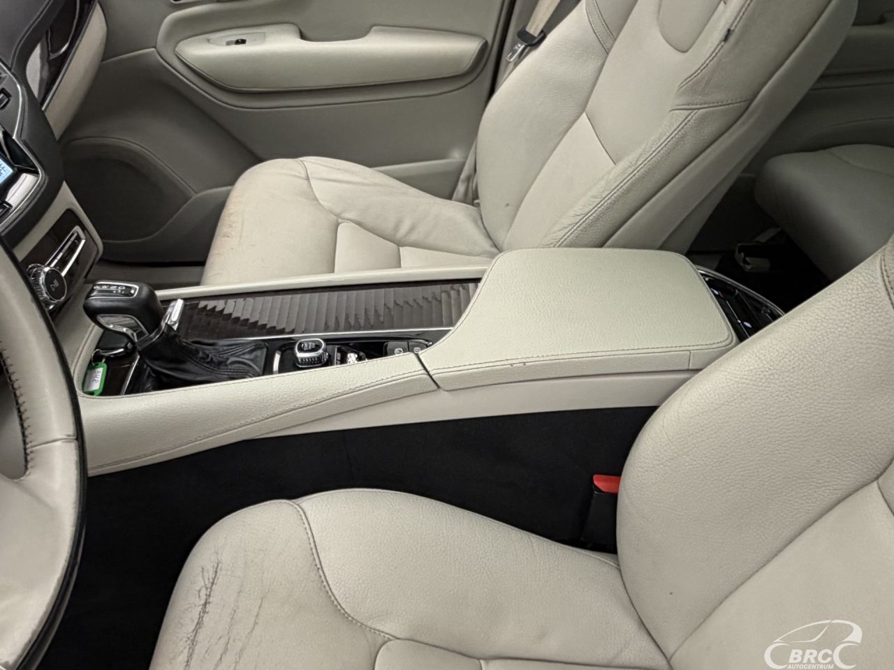 Volvo XC90 | 24
