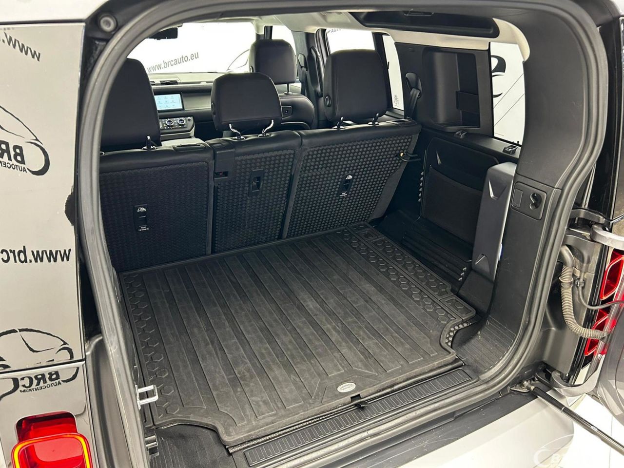 Land Rover Defender | 28
