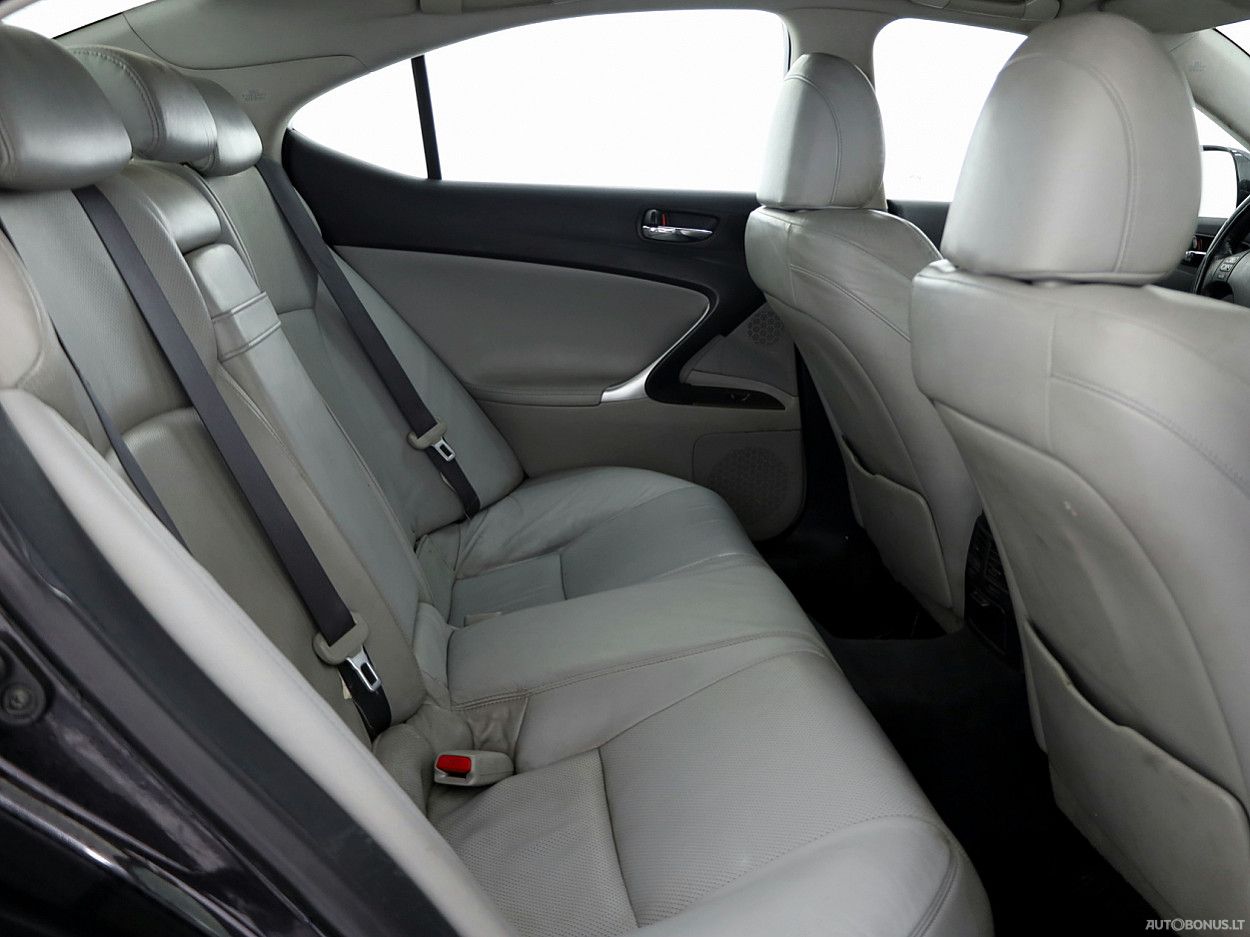 Lexus IS 220 | 10