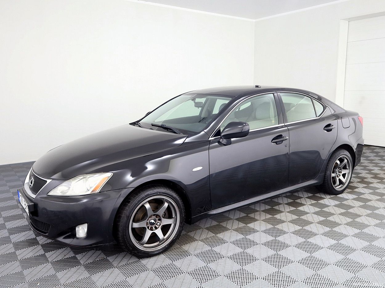 Lexus IS 220 | 3