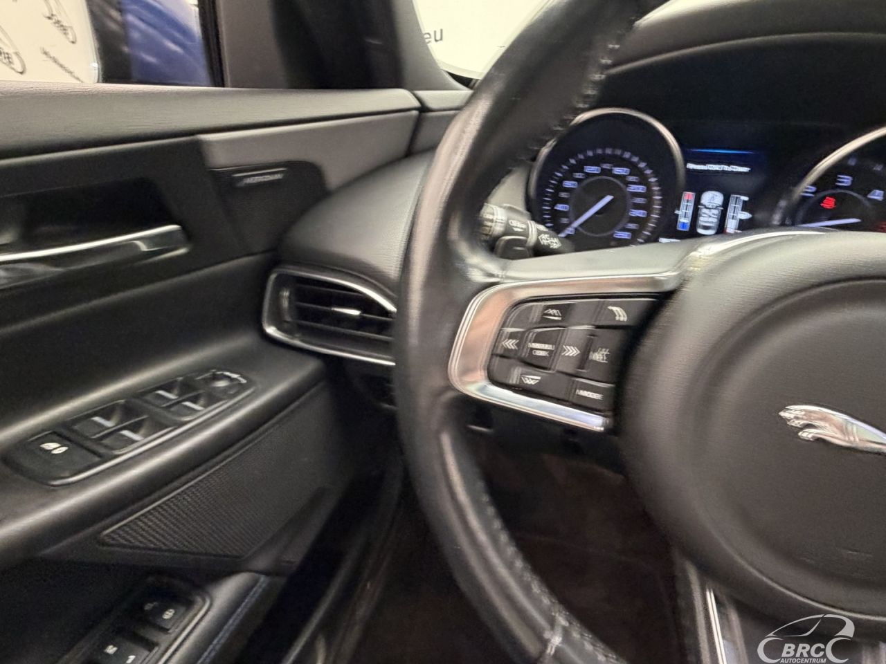 Jaguar XE | 32