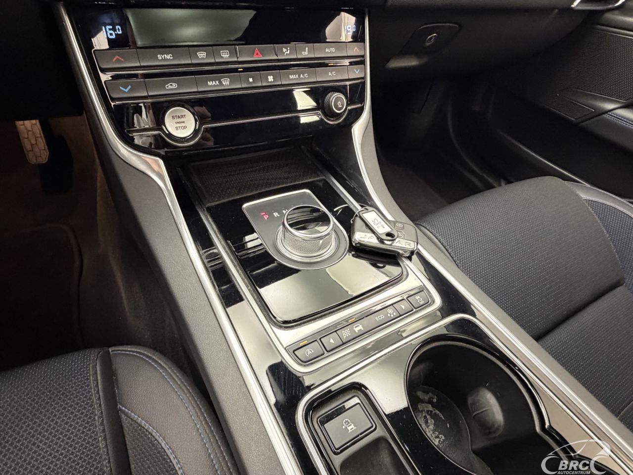Jaguar XE | 28