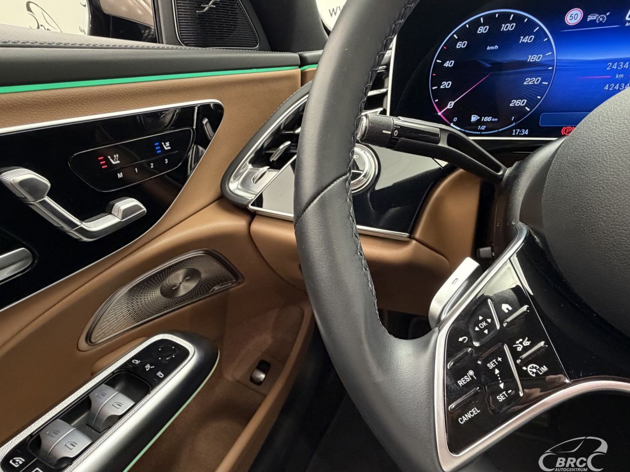 Mercedes-Benz E200 | 33