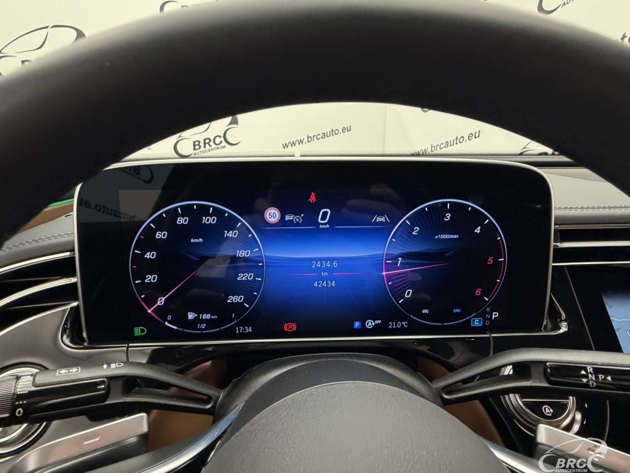 Mercedes-Benz E200 | 32