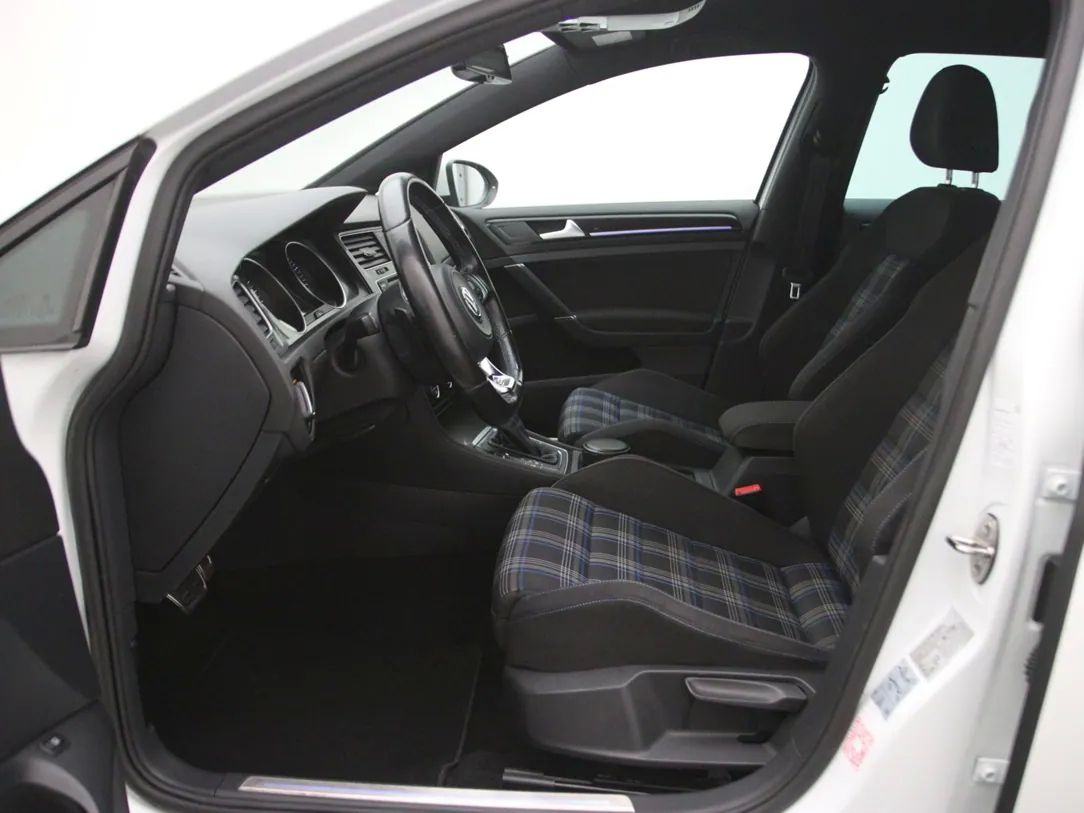 Volkswagen Golf | 3