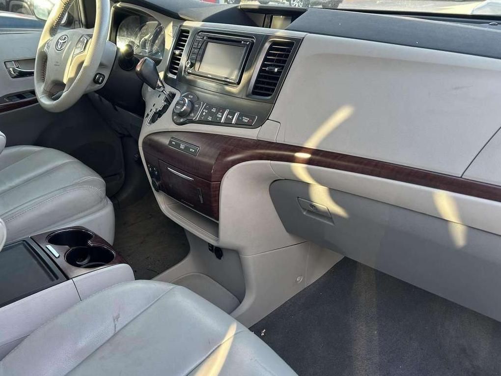 Toyota Sienna | 8