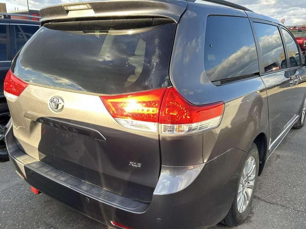 Toyota Sienna | 5