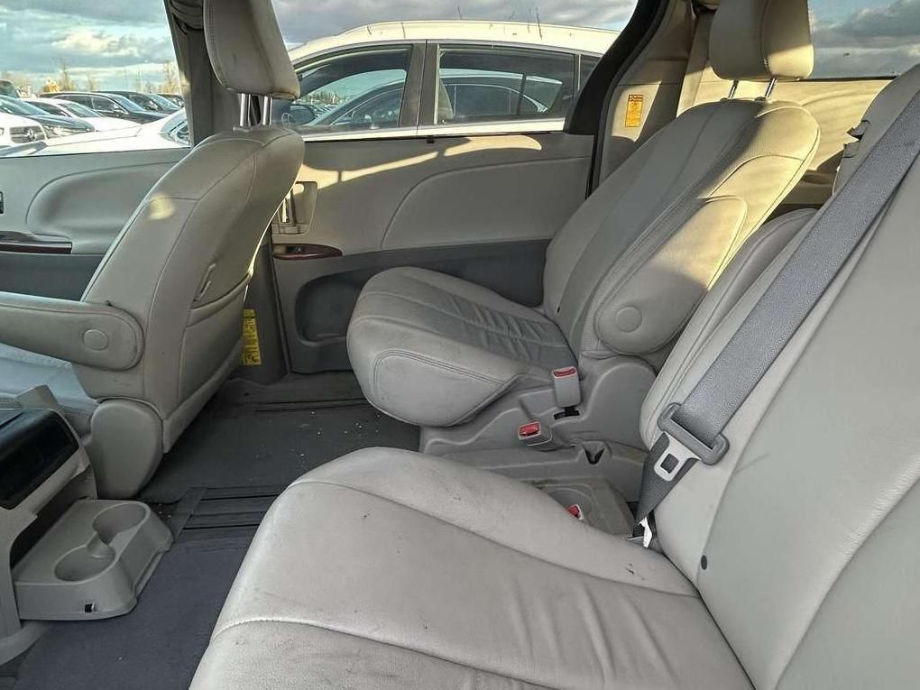Toyota Sienna | 10