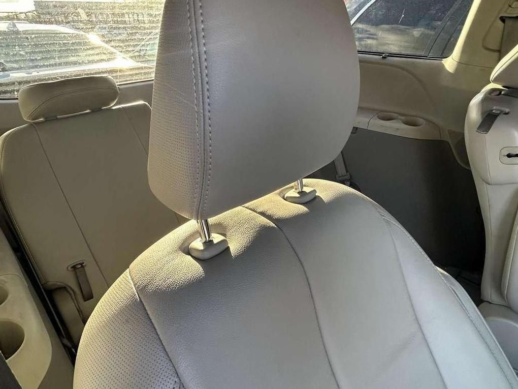 Toyota Sienna | 12