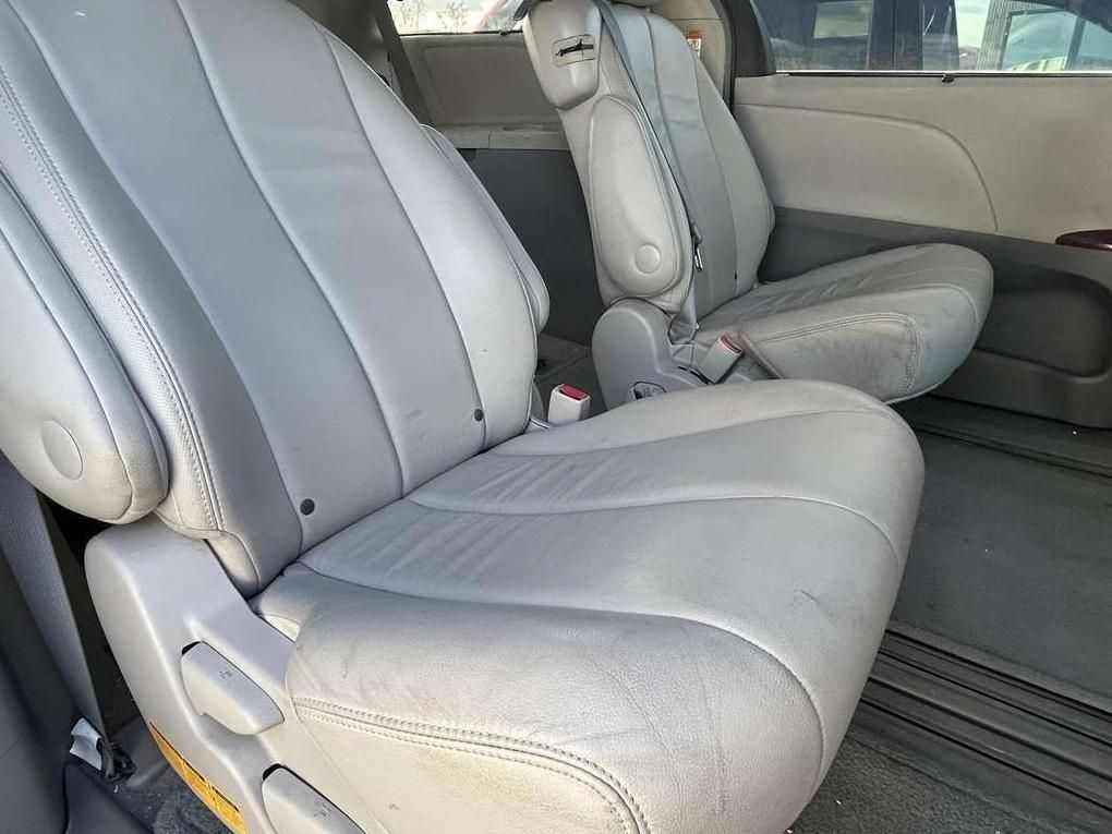 Toyota Sienna | 11