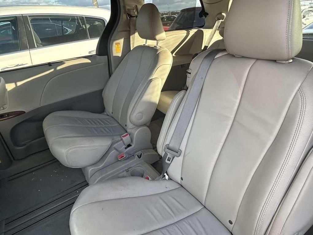 Toyota Sienna | 9