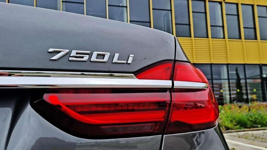BMW 750 | 27