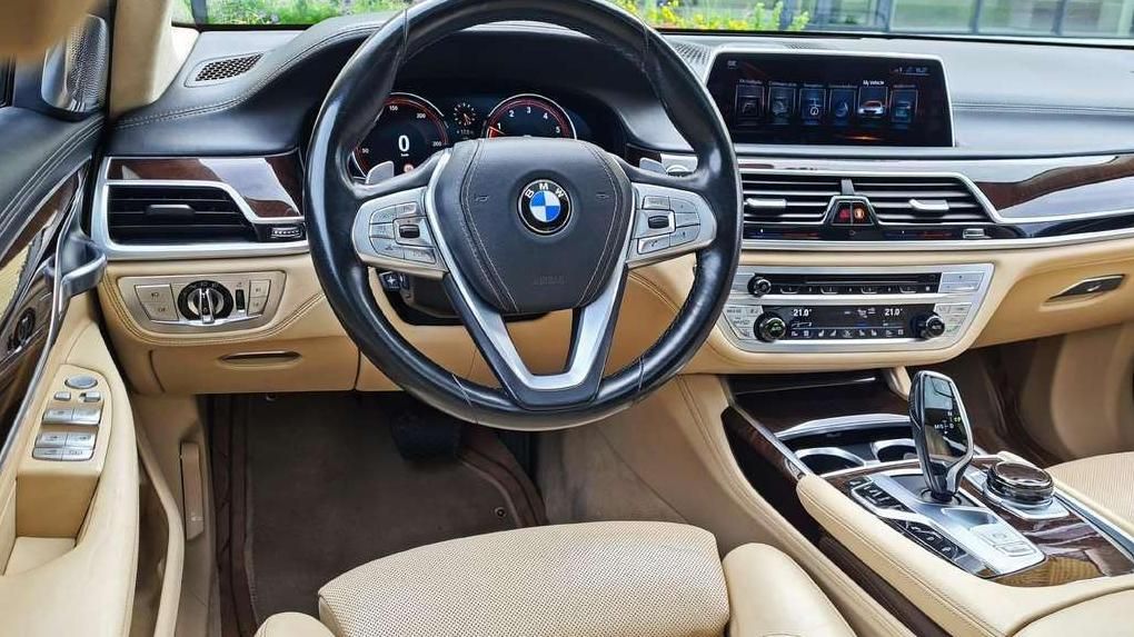BMW 750 | 15