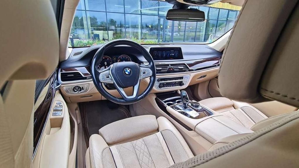 BMW 750 | 16