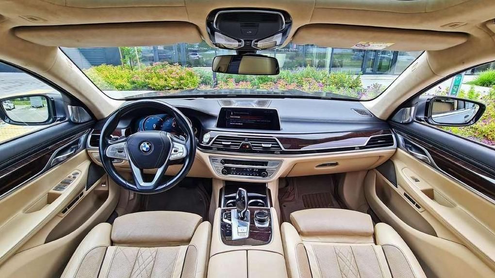 BMW 750 | 11
