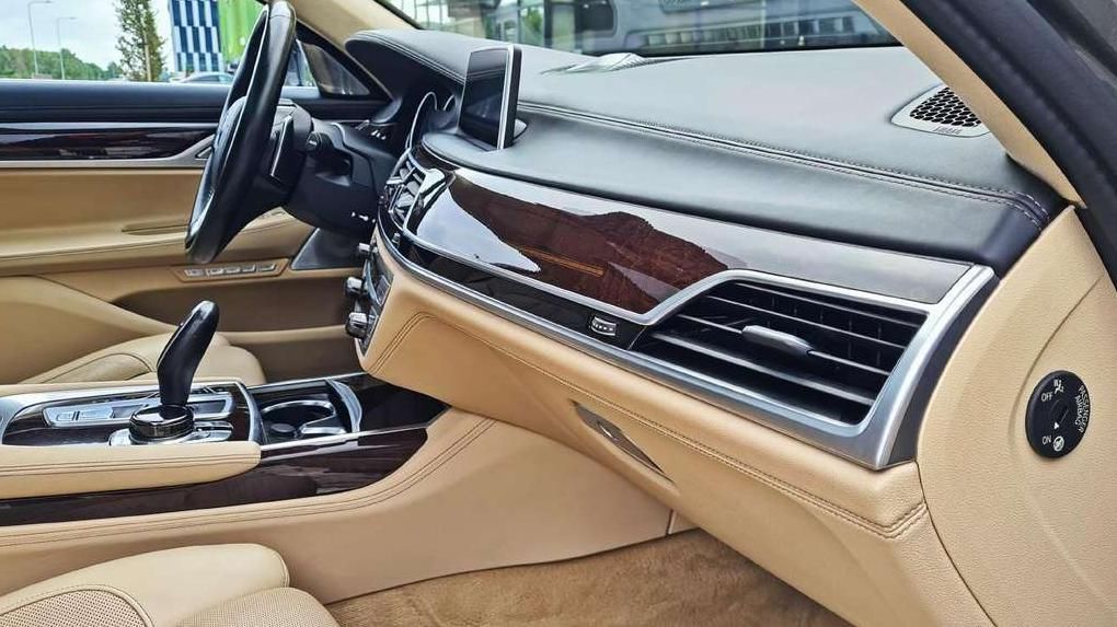 BMW 750 | 12