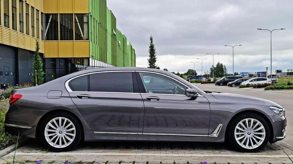 BMW 750 | 9
