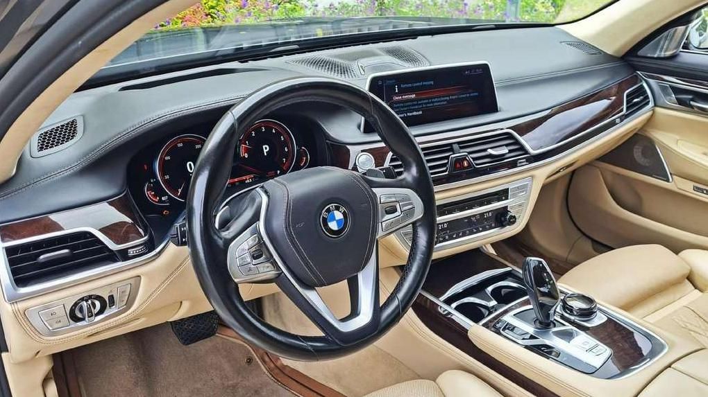 BMW 750 | 10