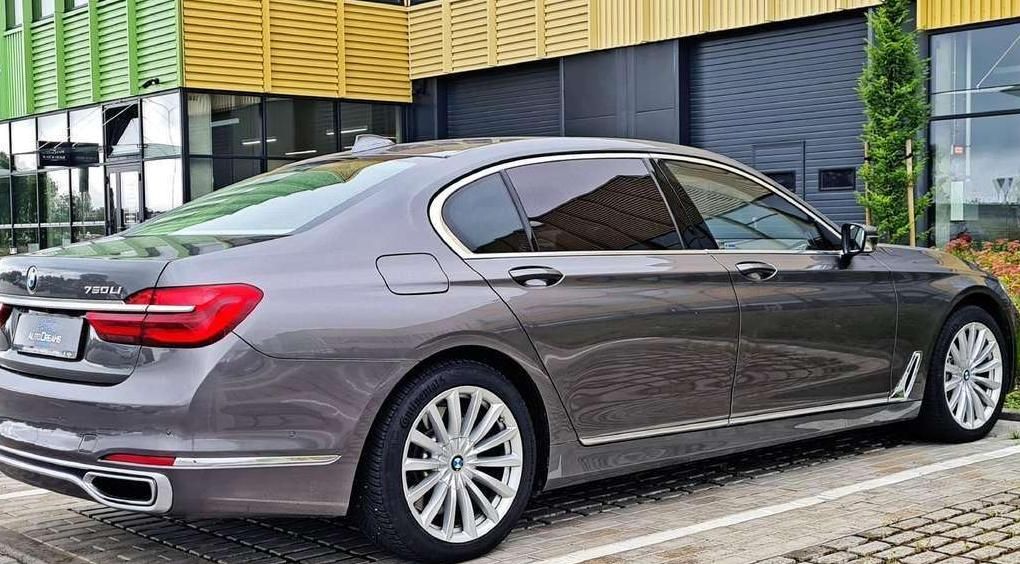 BMW 750 | 8