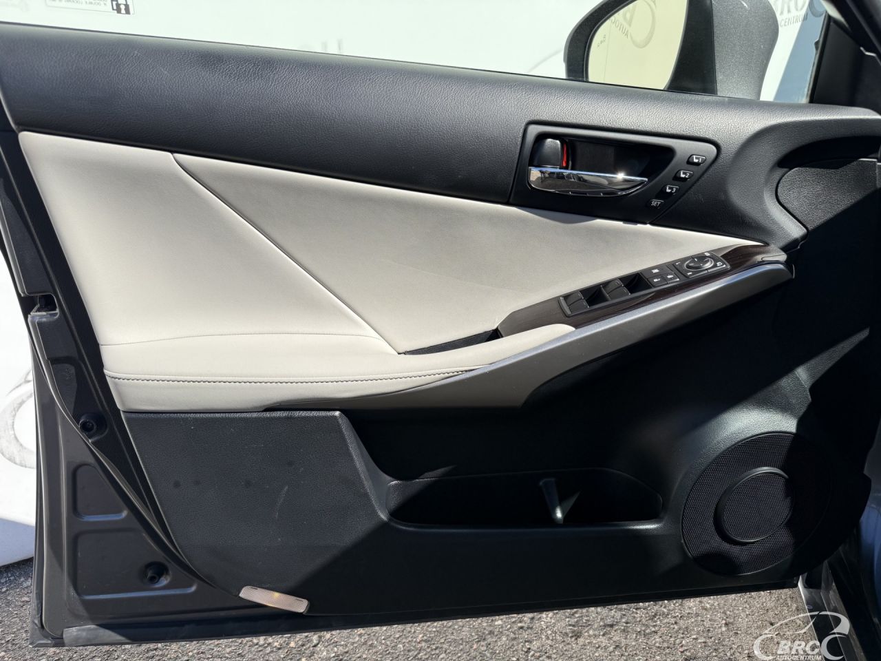 Lexus IS 300h | 16