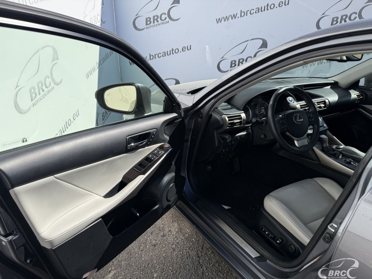Lexus IS 300h | 16
