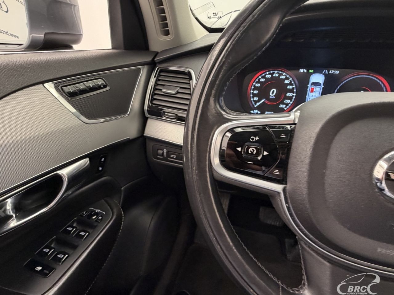 Volvo XC90 | 32