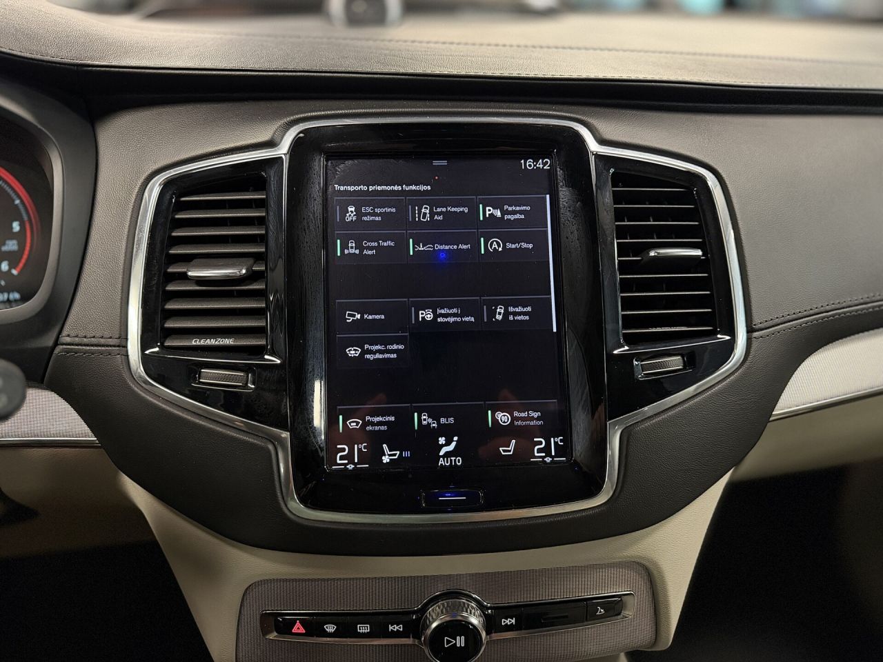 Volvo XC90 | 13