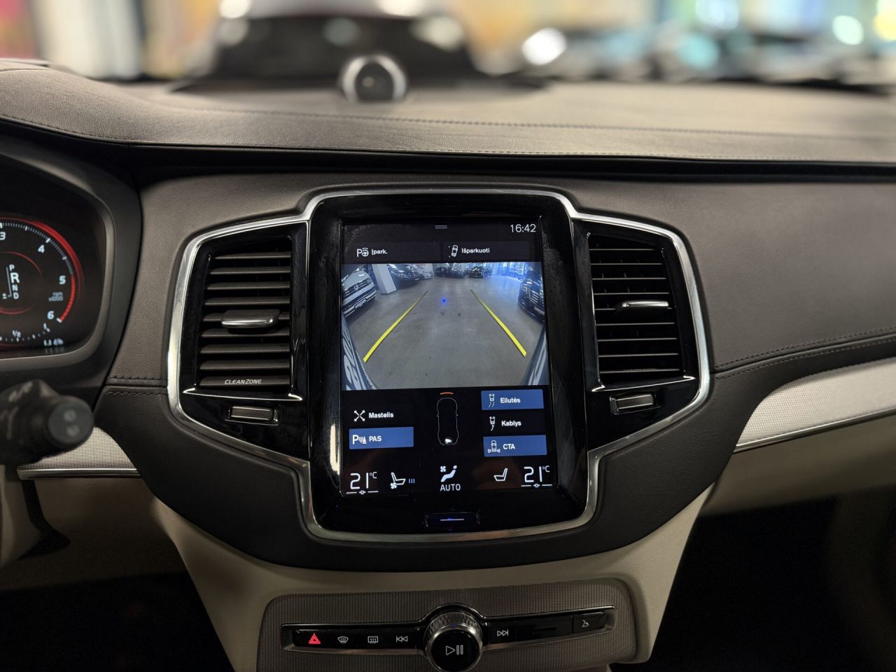 Volvo XC90 | 14