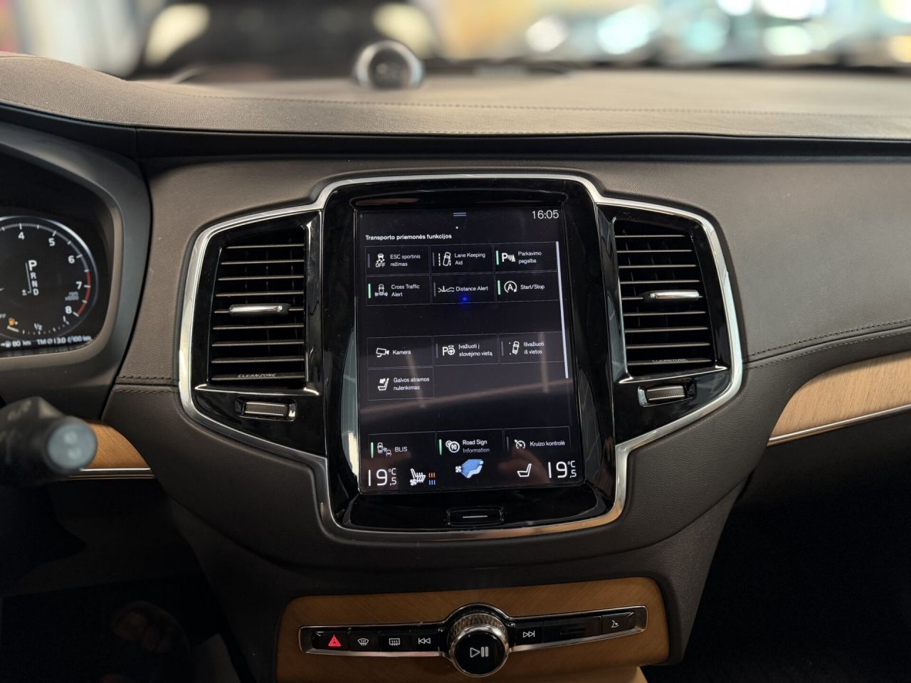 Volvo XC90 | 11