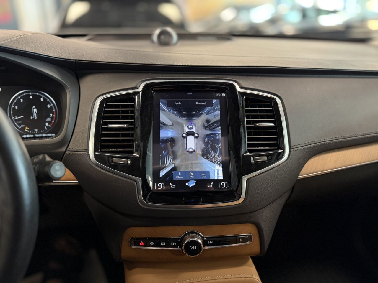 Volvo XC90 | 18