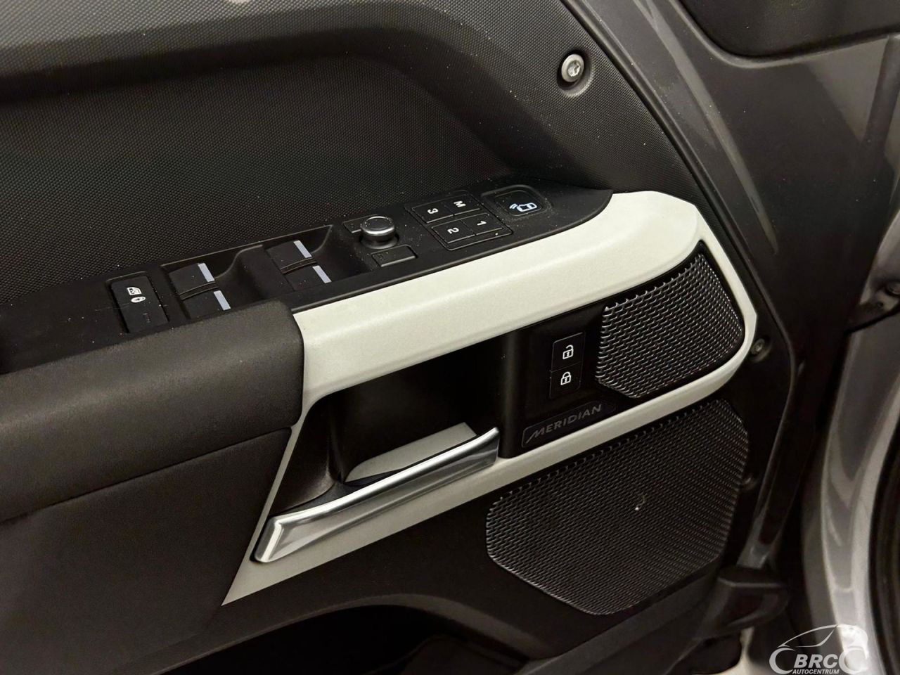 Land Rover Defender | 10