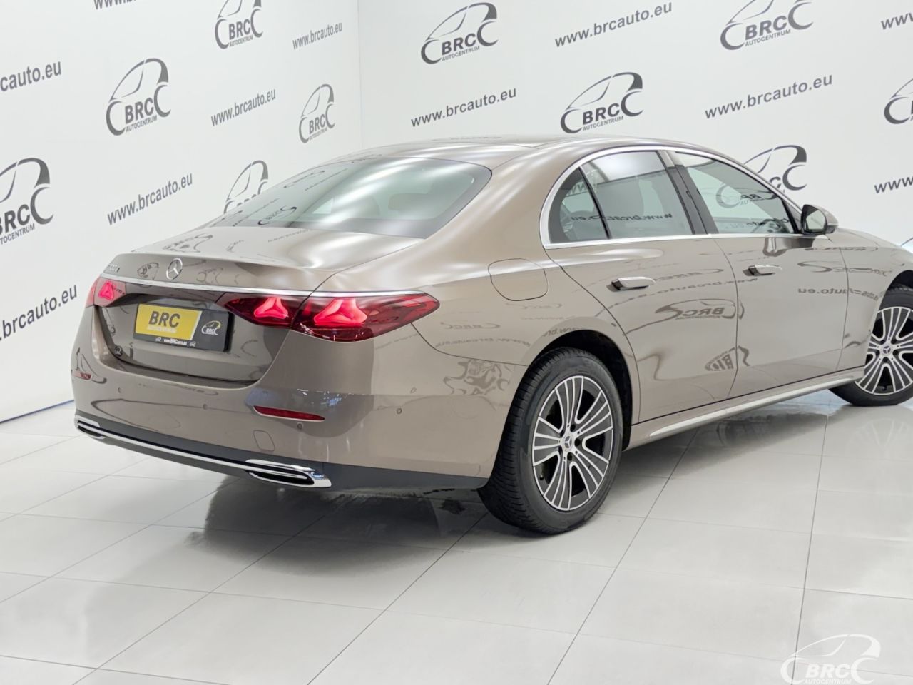 Mercedes-Benz E200 | 1