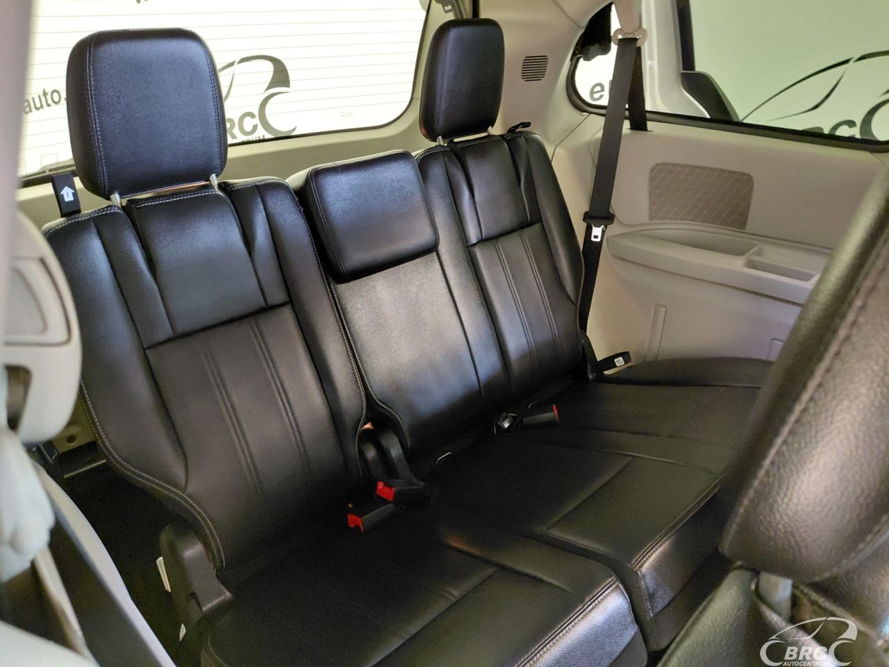 Chrysler Town & Country | 9