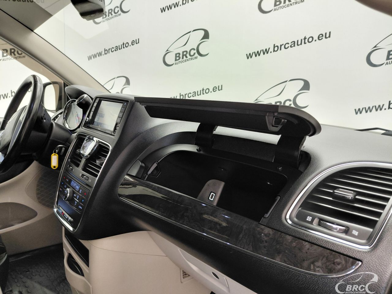 Chrysler Town & Country | 13