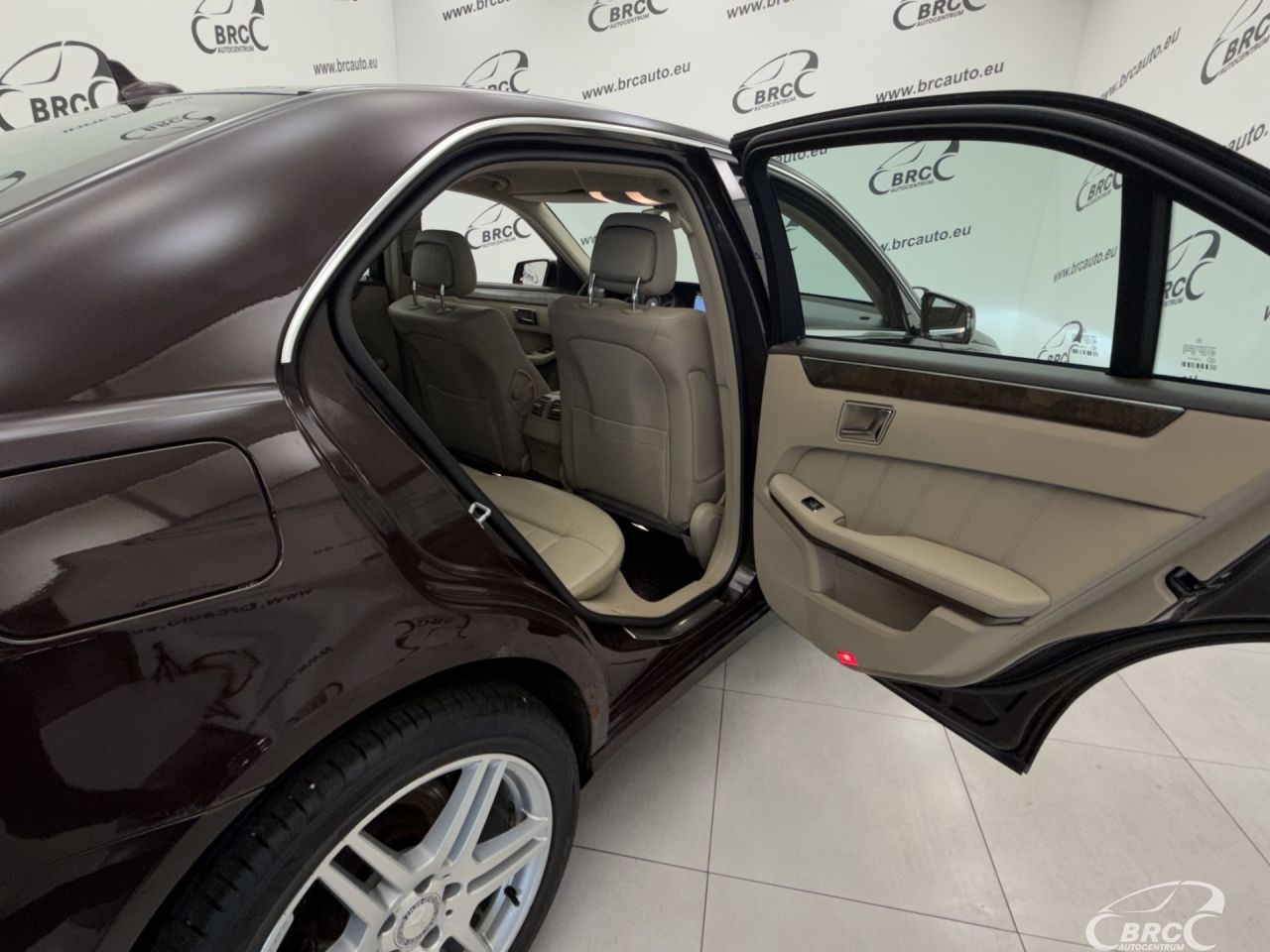 Mercedes-Benz E350 | 12