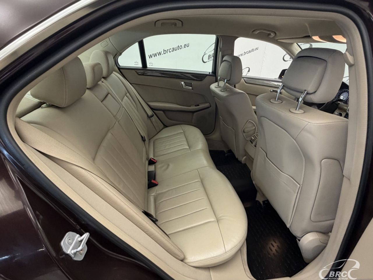 Mercedes-Benz E350 | 10