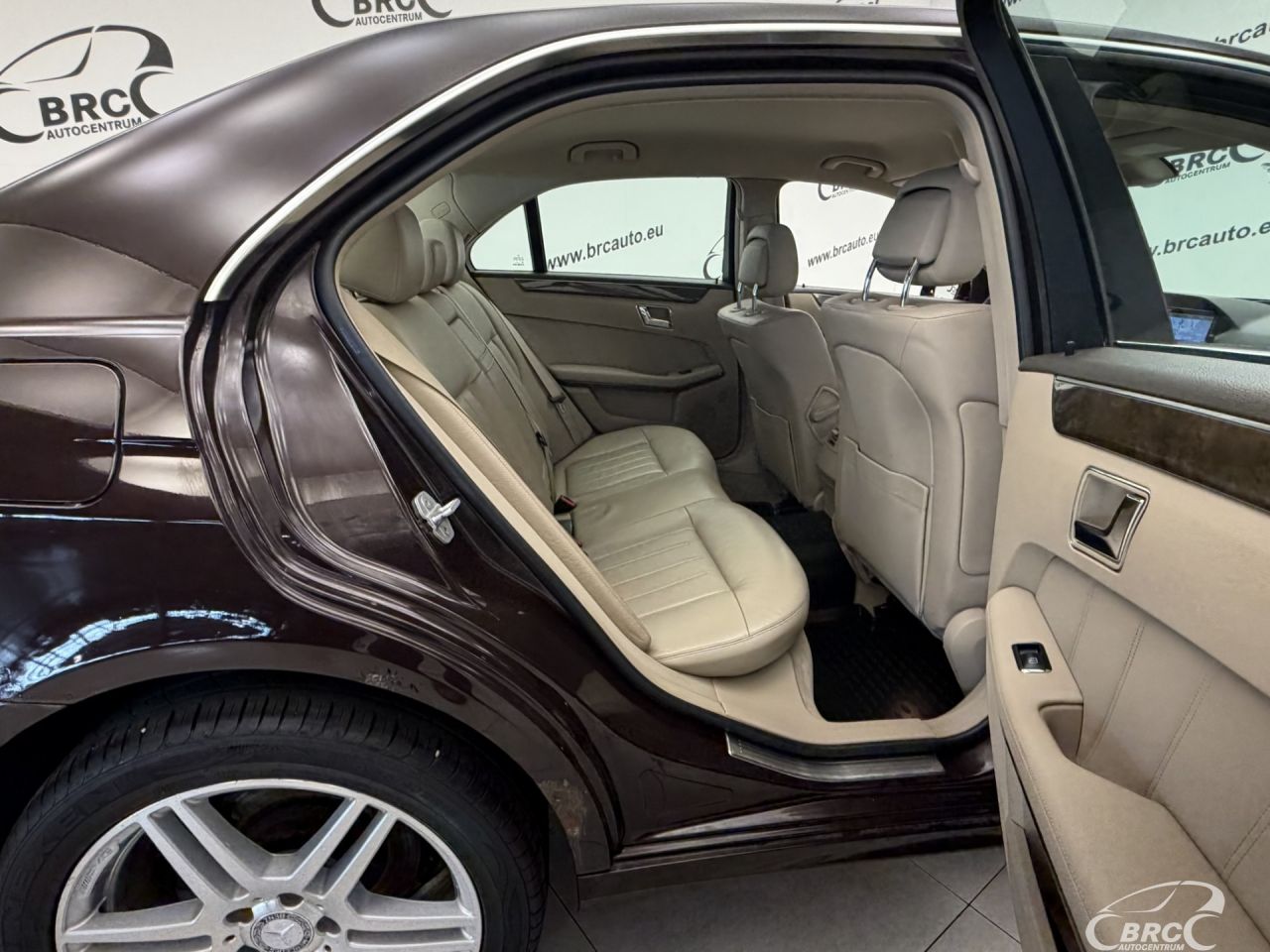 Mercedes-Benz E350 | 9