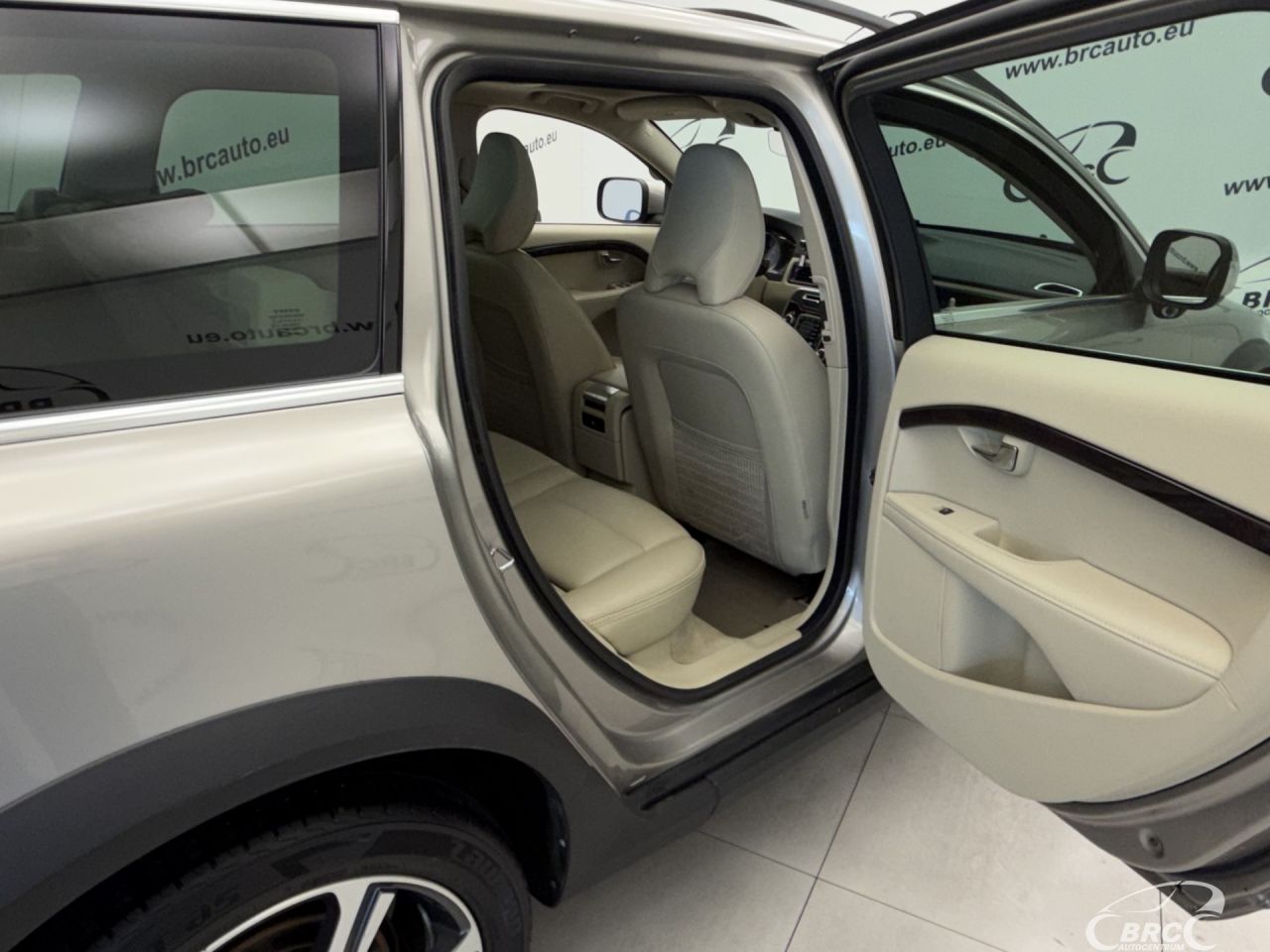 Volvo XC70 | 11