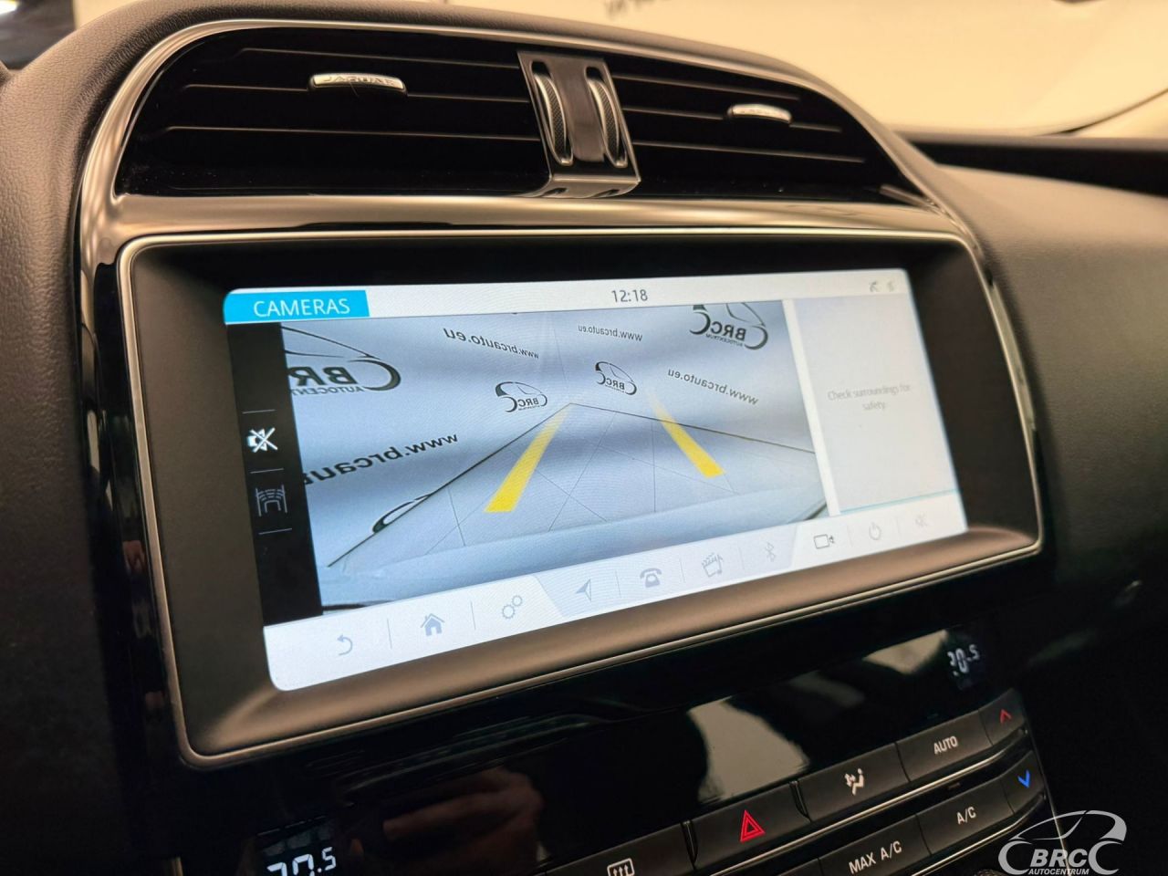 Jaguar XE | 10