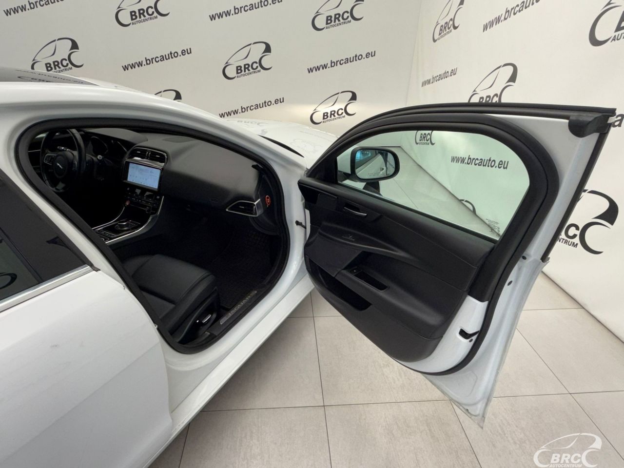 Jaguar XE | 16