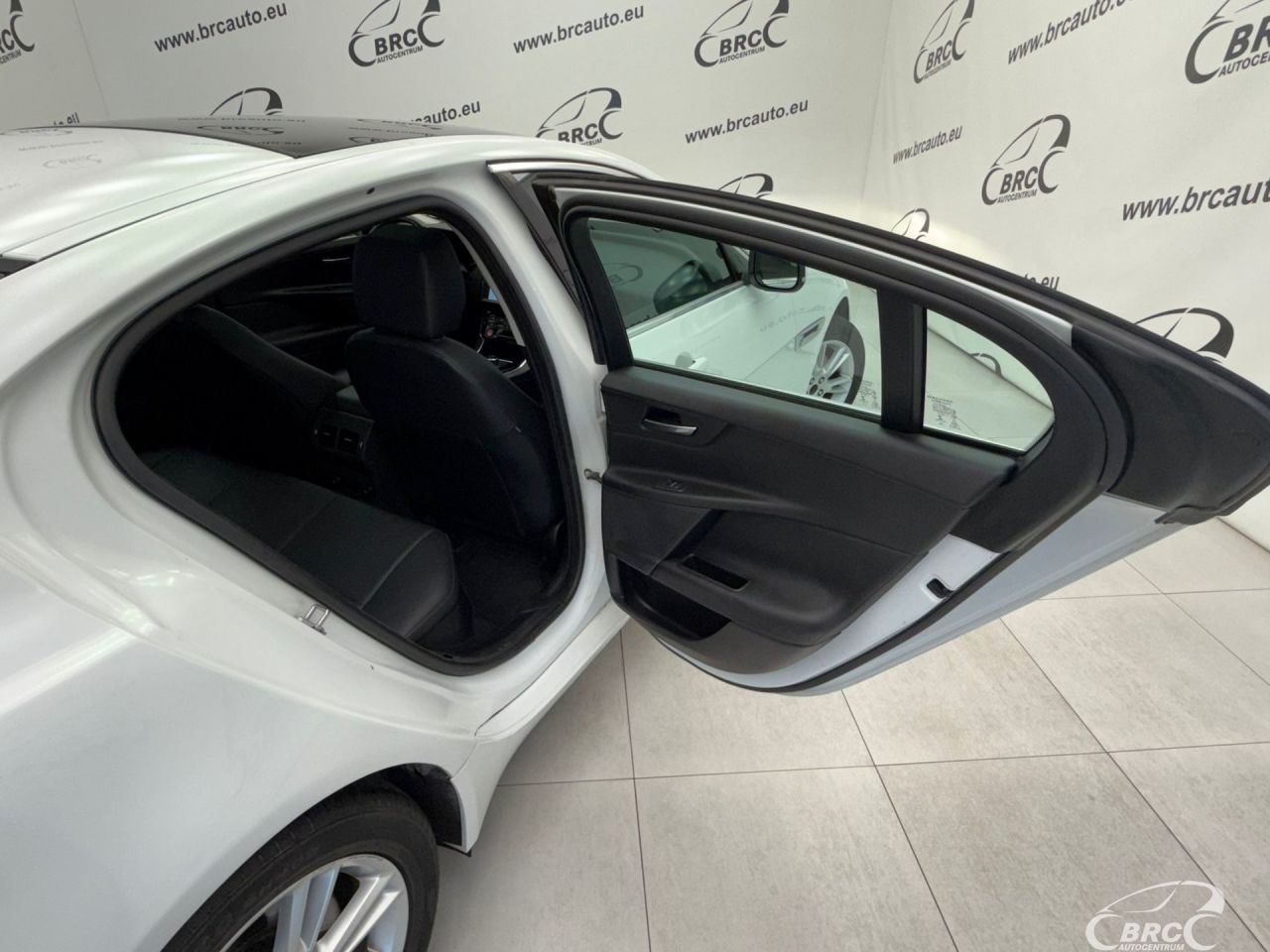 Jaguar XE | 17