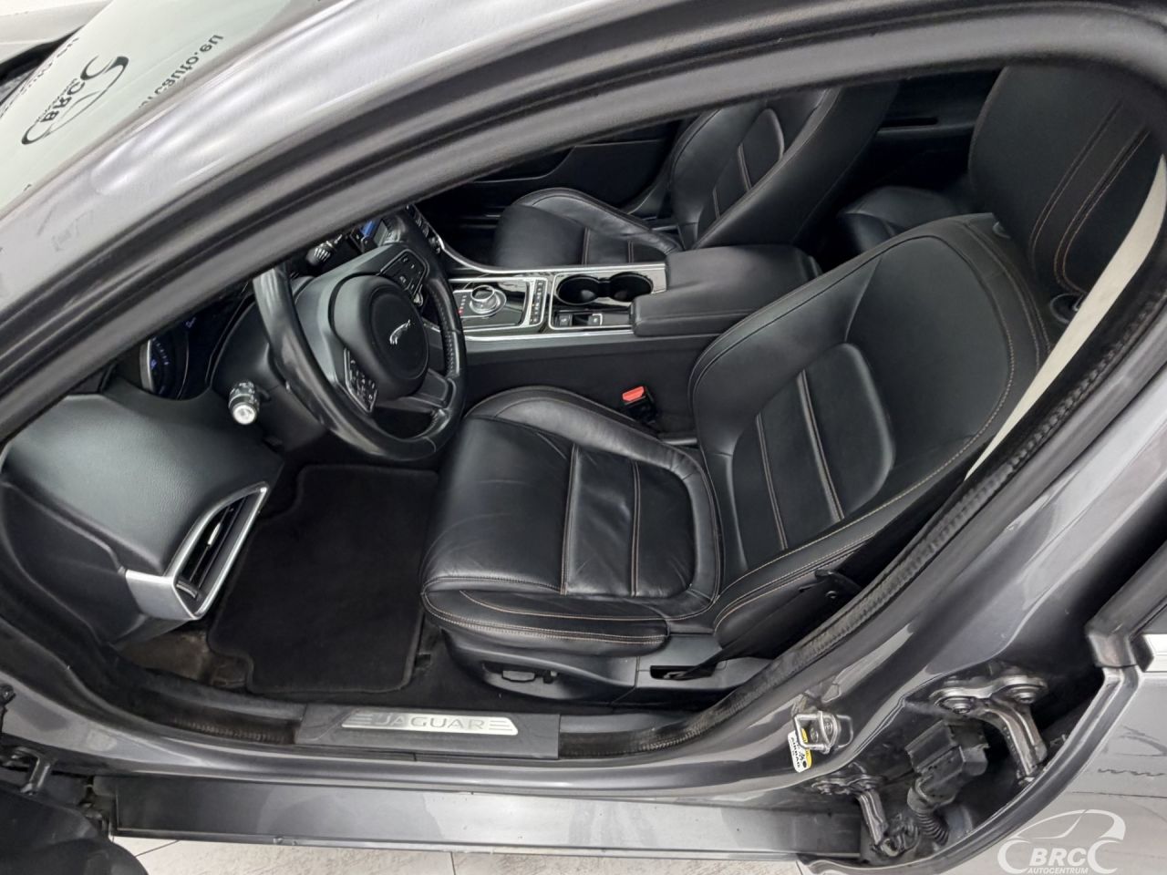 Jaguar XE | 19