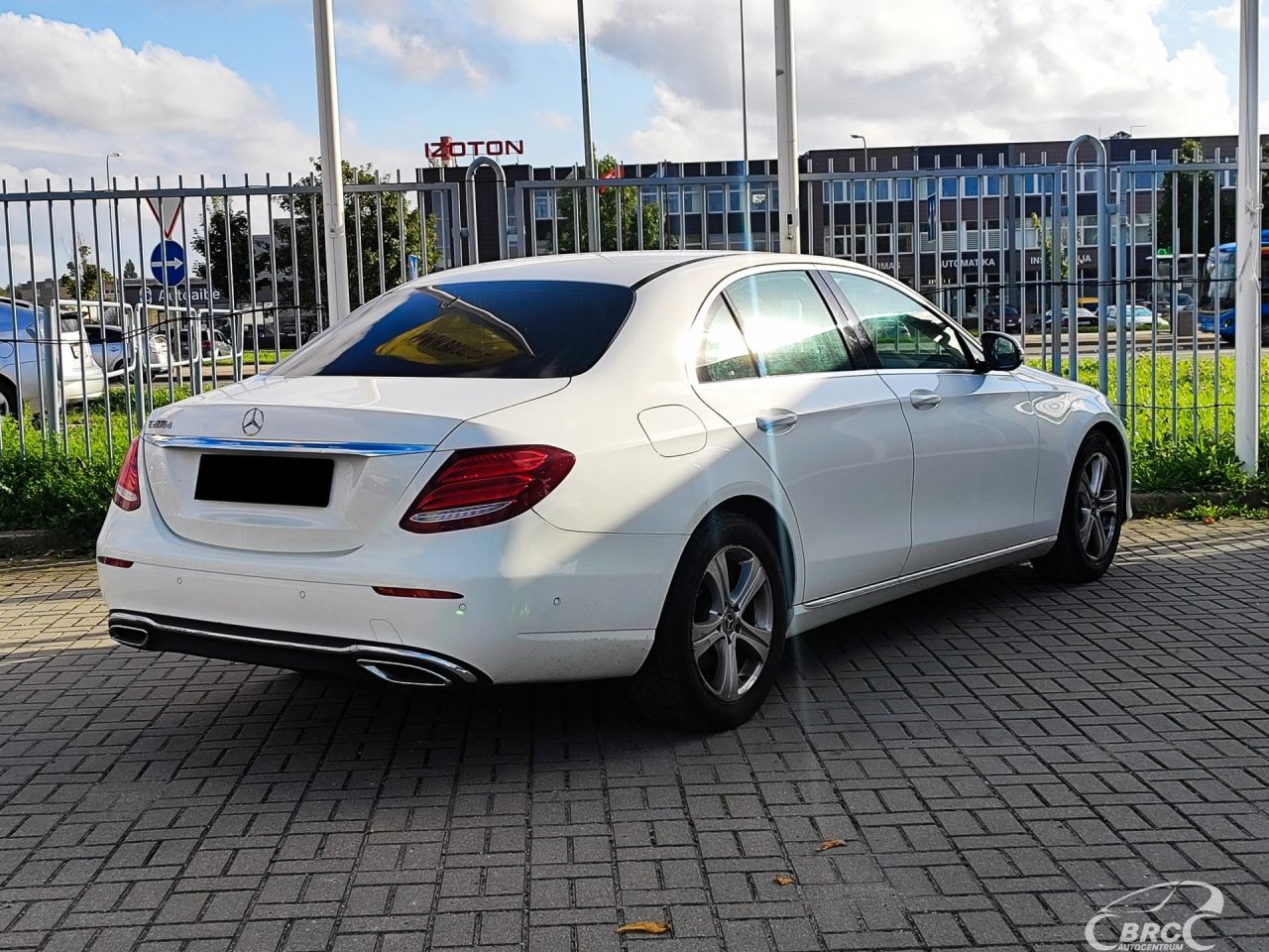 Mercedes-Benz E200 | 1