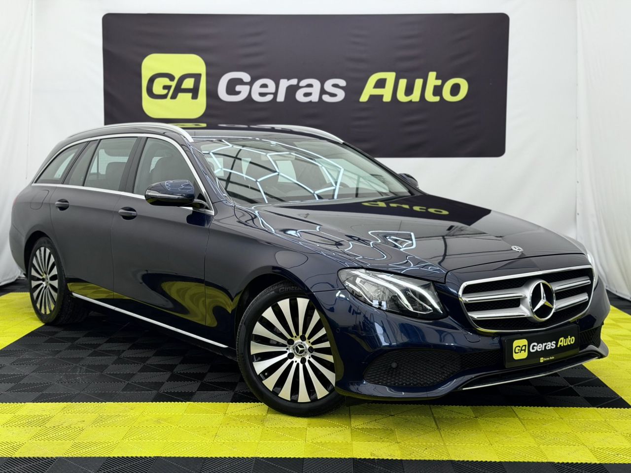 Mercedes-Benz E200 | 2