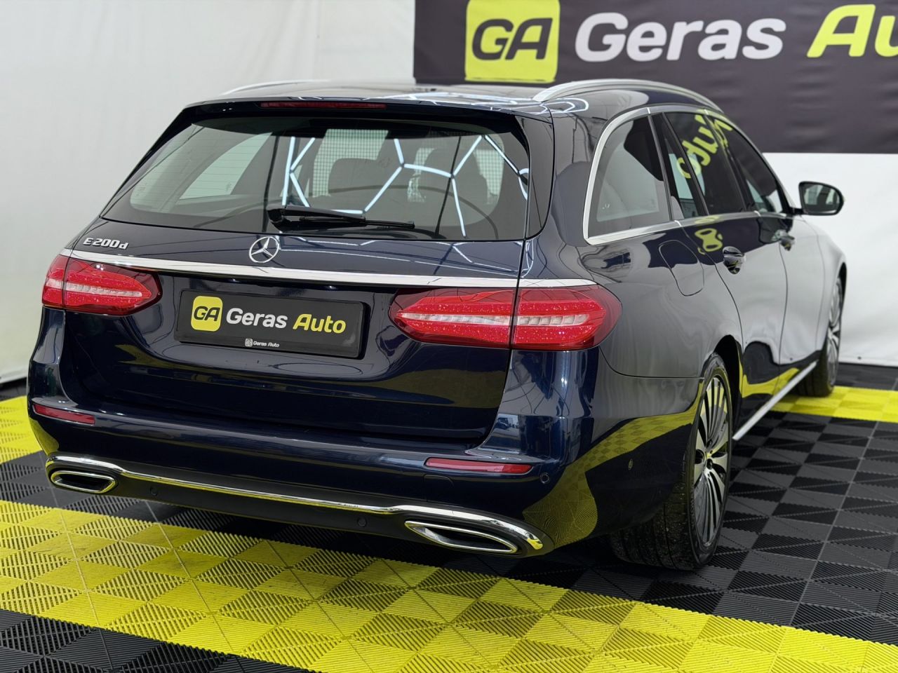 Mercedes-Benz E200 | 3