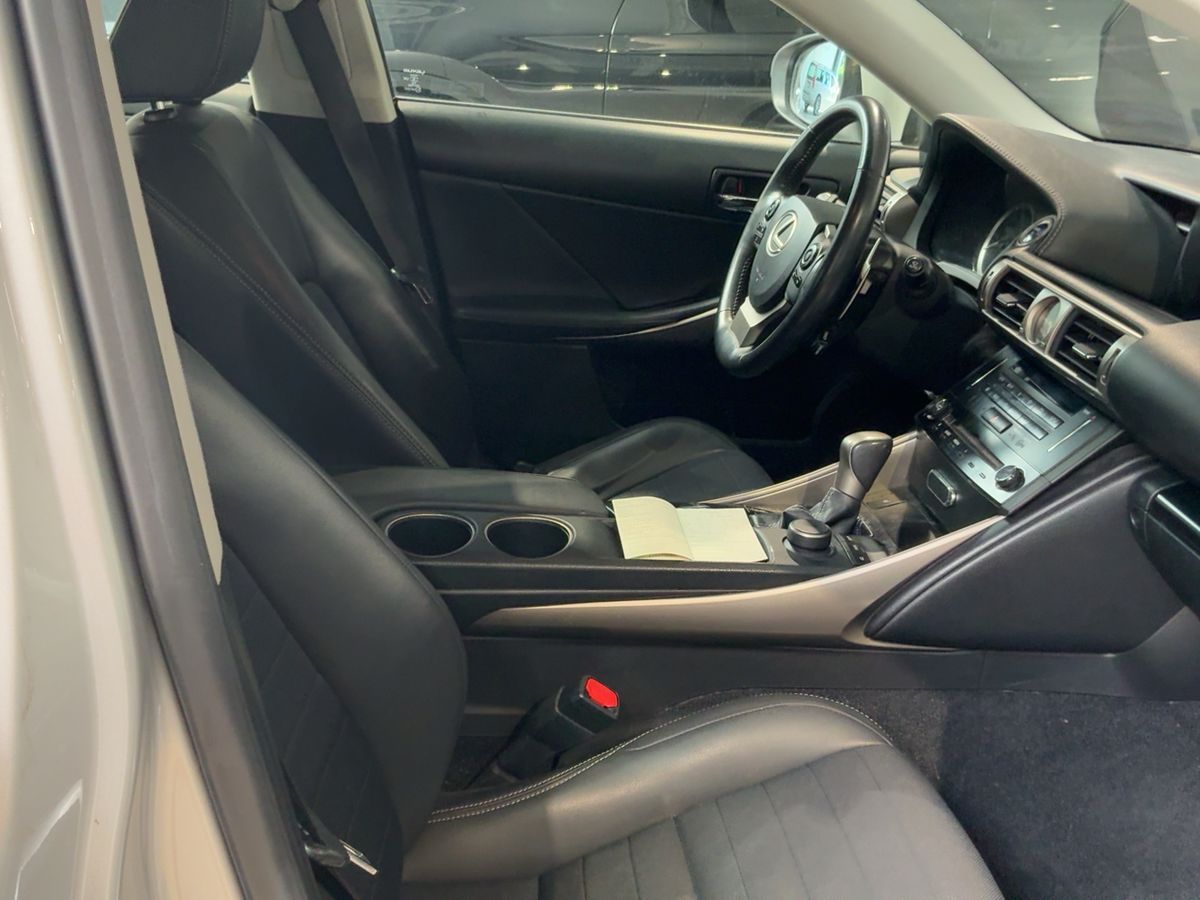 Lexus IS 300h | 8