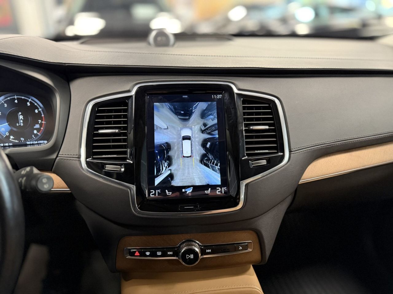 Volvo XC90 | 25