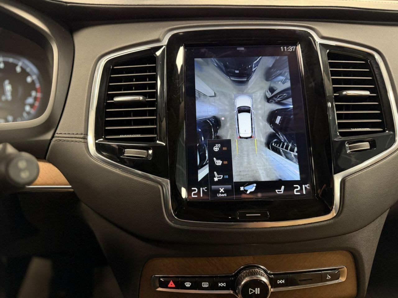 Volvo XC90 | 24