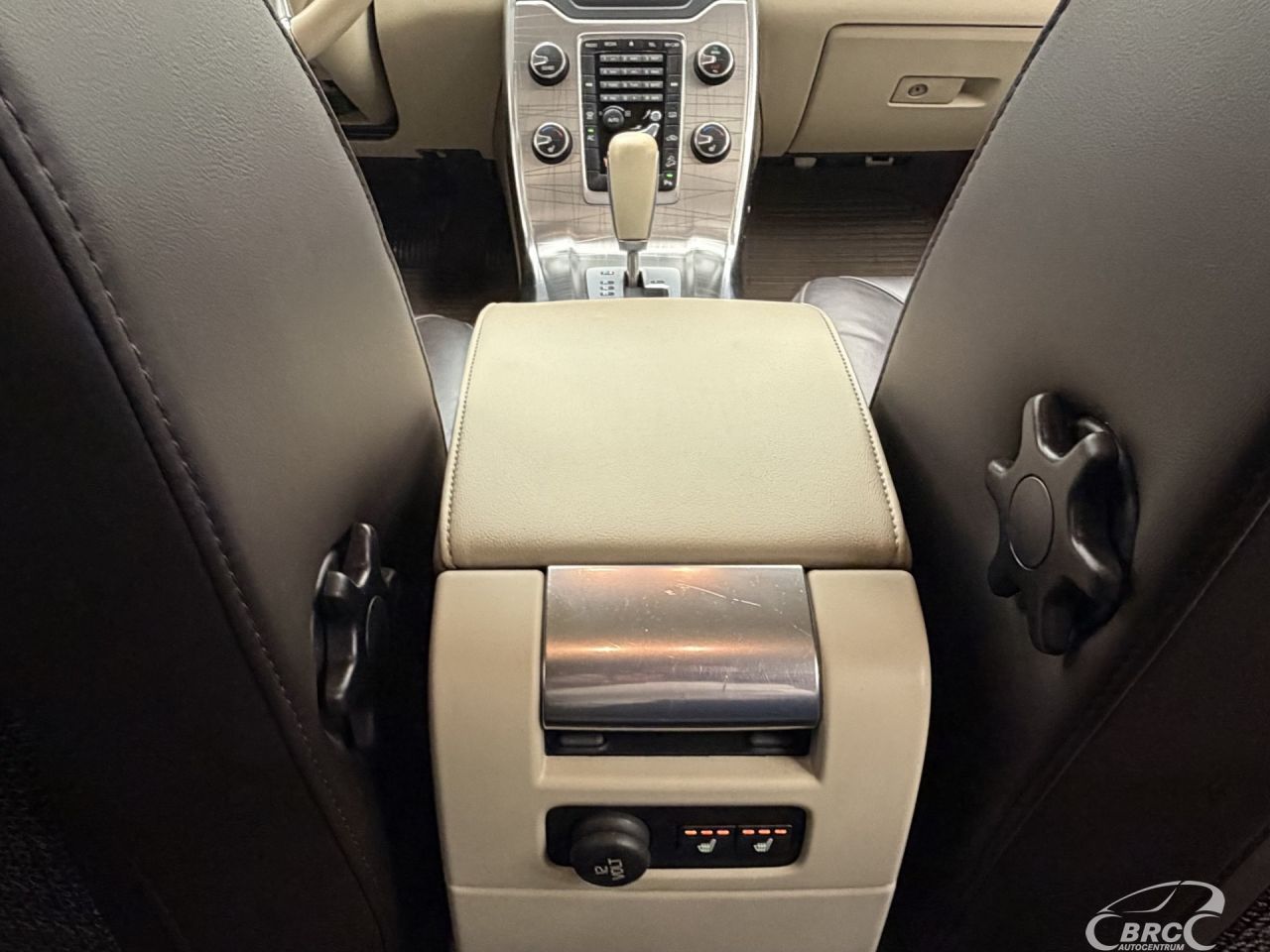 Volvo XC70 | 12