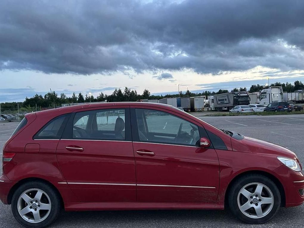 Mercedes-Benz B200 | 3